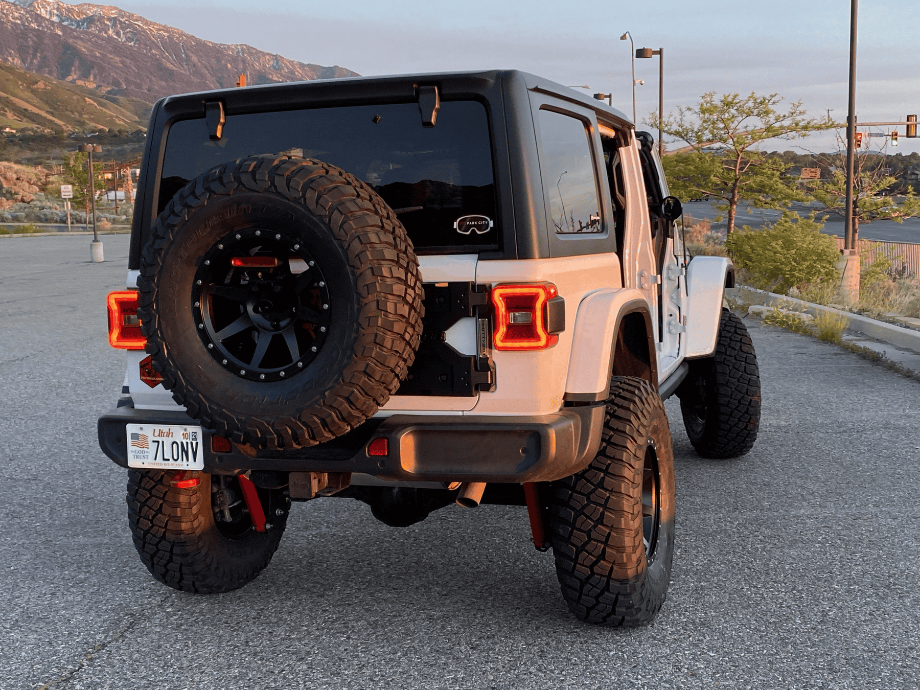 Smittybilt HD Swing Away Pivot Tire Carrier for 2018-2026 Wrangler JL - Recon Recovery